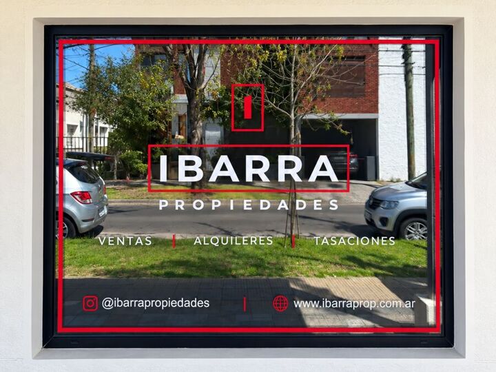 Frente de Ibarra Propiedades en Francisco Berra 3047, San Isidro: vidriera con el logo de la inmobiliaria