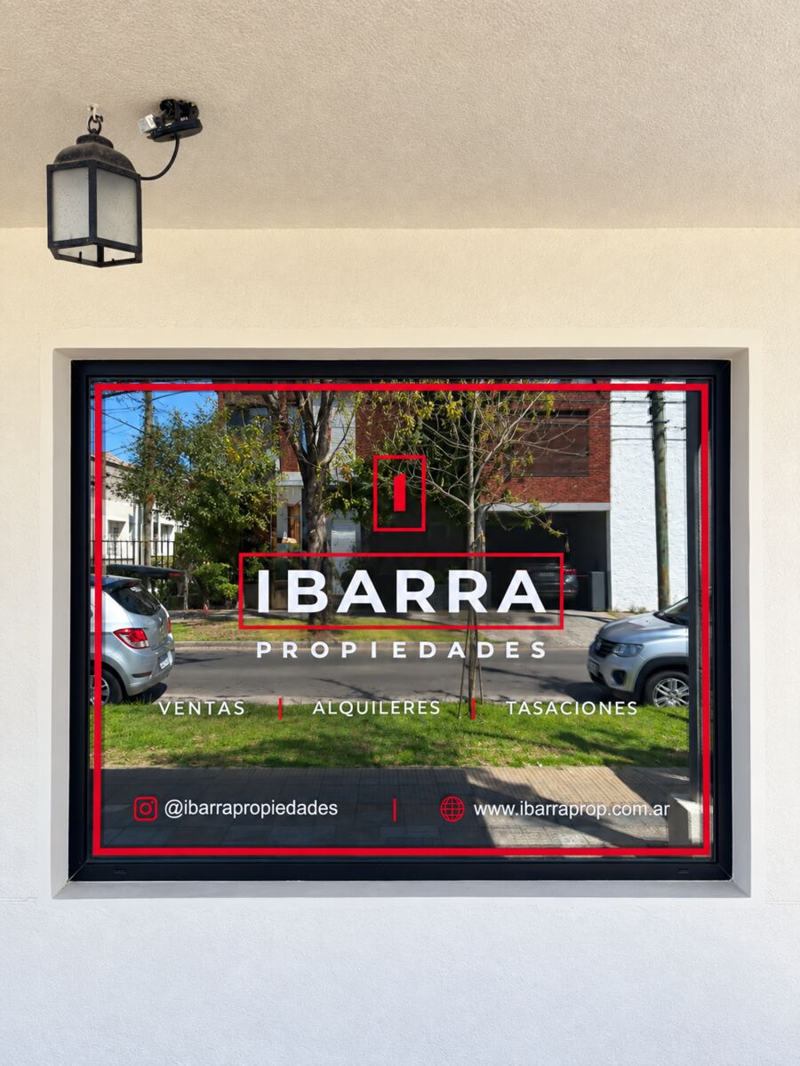 Vidriera de la oficina de Ibarra Propiedades en Francisco Berra 3047: ventas, alquileres y tasaciones